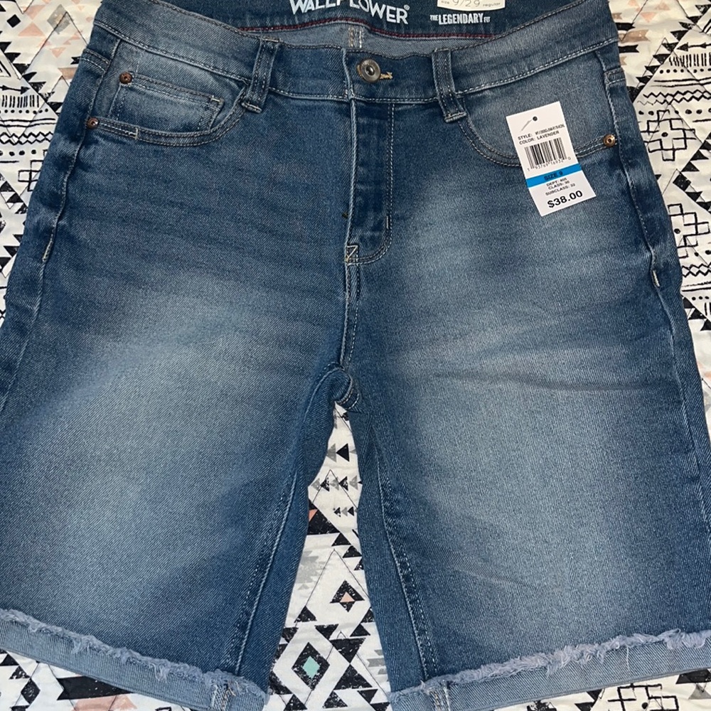 BRAND NEW Bermuda shorts with distressed edges. Size 9/29